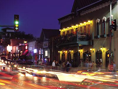 在德新街, located within walking distance of the 全网最大的彩票娱乐平台, 你可以找到餐厅, 商店和俱乐部.